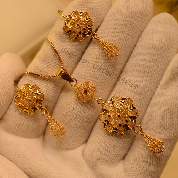 Fancy Flower Design Gold Plated Necklace Set