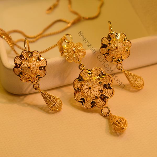 Fancy Flower Design Gold Plated Necklace Set